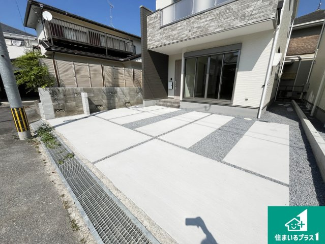 守山市岡町　第1期　新築一戸建ての駐車場|前面道路広々で車の出し入れも便利です。駐車が苦手な方でも安心して車庫入れできます！