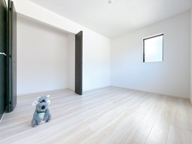 【洋室】 | 前橋市北代田町　新築住宅 | さまざまにカスタマイズしていただけるシンプルなデザインの内装。ご自身で素敵な空間を創り上げられます。