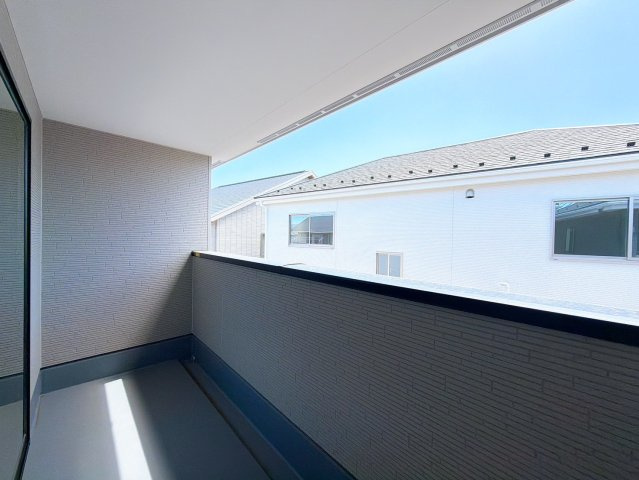 【バルコニー】 | 前橋市北代田町　新築住宅 | 陽光がたっぷり差し込むバルコニーは、洗濯物もよく乾き、季節の移ろいを感じながら過ごせます。