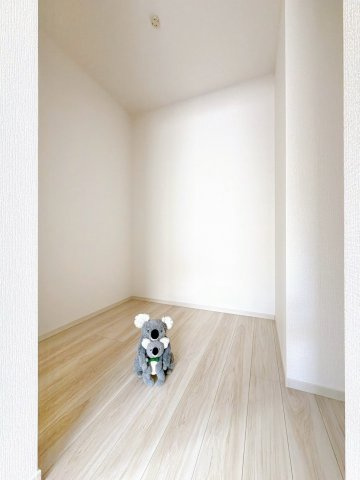 【収納】 | 前橋市北代田町　新築住宅 | ウォークインクローゼット付き！衣類や小物はもちろん、季節家電やスーツケースもすっきり片付きます。