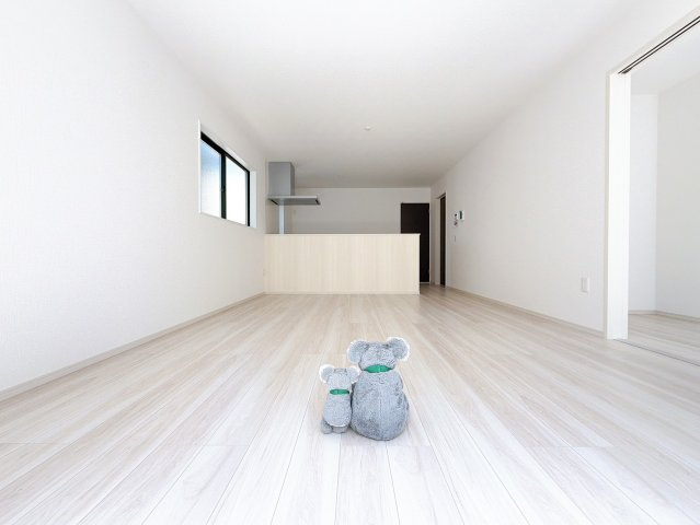 【居間・リビング】 | 前橋市北代田町　新築住宅 | 家族が自然と集まるリビング・ダイニング明るい光が差し込み、笑顔があふれる心地よい空間です。