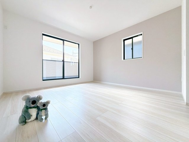 【洋室】 | 前橋市北代田町　新築住宅 | 窓からそそがれる暖かみのある明るい空間。広々としたプライベート空間で自分の時間を楽しめます。