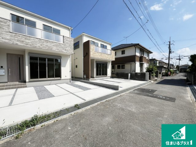 守山市岡町　第1期　新築一戸建ての前面道路含む現地写真|周辺は閑静な住宅街！前面道路広々で車の出し入れも便利です。駐車が苦手な方でも安心して車庫入れできます！