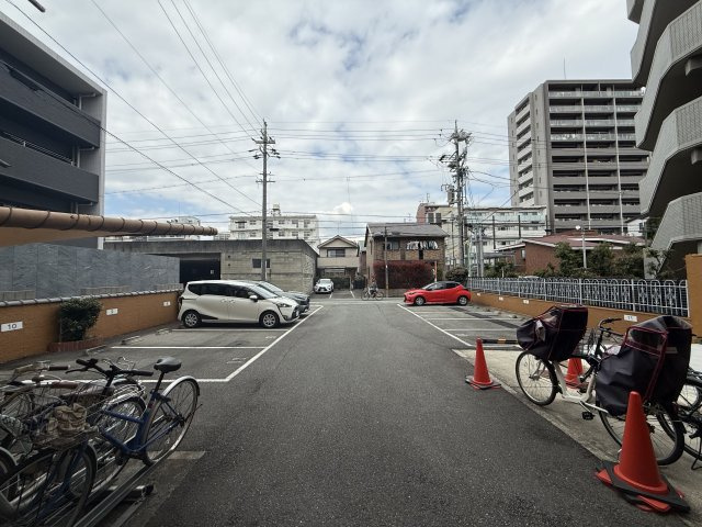 ライオンズマンション東白壁の駐車場