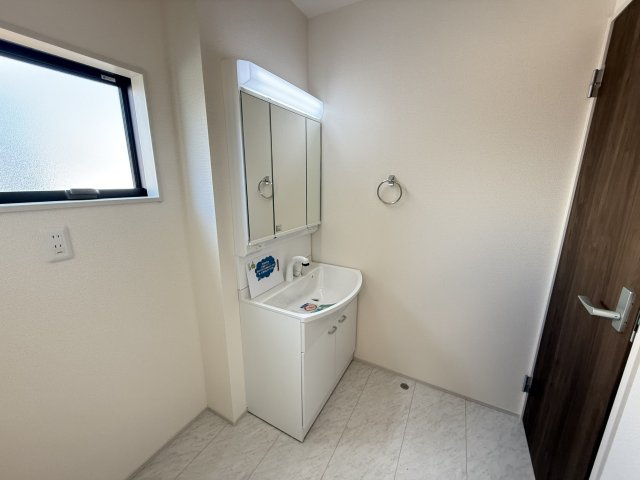 リーブルガーデンＳ高崎金古町第５　3号棟の独立洗面台|シャワー水栓付き洗面台で朝の身支度もバッチリです！
洗面台には収納スペースもあり洗面室もすっきり片付きますよ！