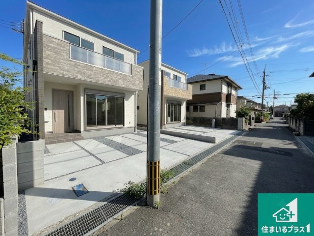 ★29(土)30(日)現地見学可能！★守山市岡町　全2邸の前面道路含む現地写真|周辺は閑静な住宅街！前面道路広々で車の出し入れも便利です。駐車が苦手な方でも安心して車庫入れできます！