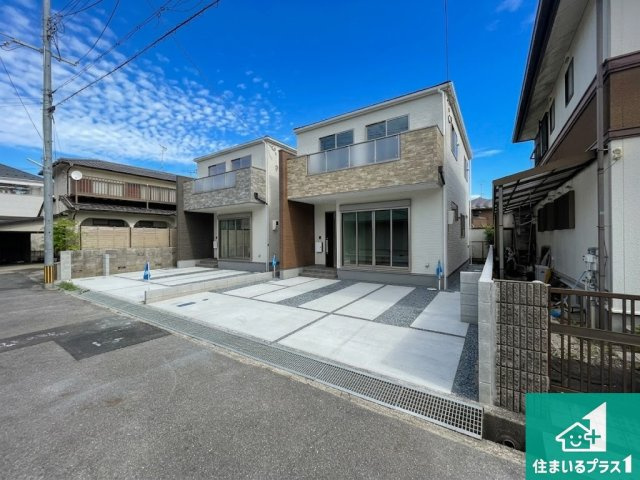 ★守山市岡町　第1期　新築一戸建ての前面道路含む現地写真|周辺は閑静な住宅街！前面道路広々で車の出し入れも便利です。駐車が苦手な方でも安心して車庫入れできます！