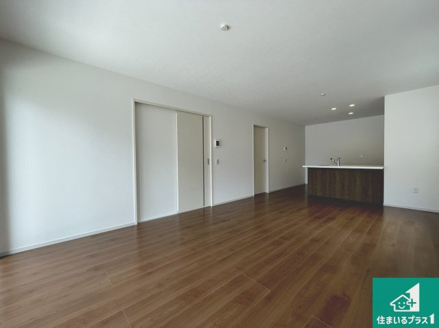 ★守山市岡町　第1期　新築一戸建ての居間・リビング|日当たり良好の明るいリビングで朝の目覚めもスッキリできそう！対面キッチンでご家族のコミュニケーションも自然と増える設計！小さなお子様が遊ぶスペースを作っても広々とくつろげるLDK！
