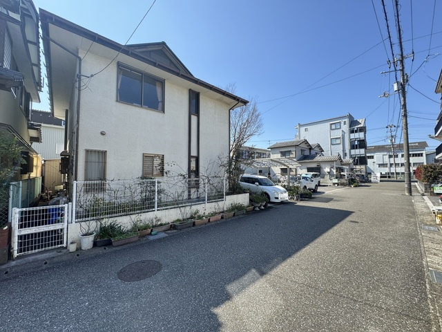 【庭付き】高知市杉井流　中古一戸建ての前面道路含む現地写真|採光を遮るもののない、開放感あふれる住環境