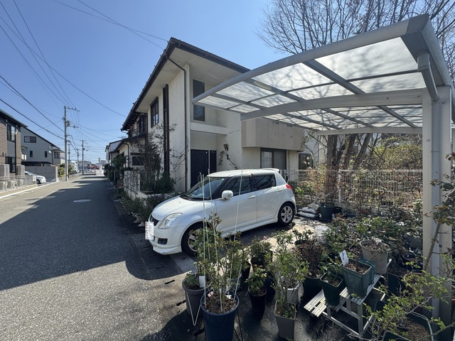 【庭付き】高知市杉井流　中古一戸建ての前面道路含む現地写真|愛車を守るカーポート付き。並列駐車も可能です