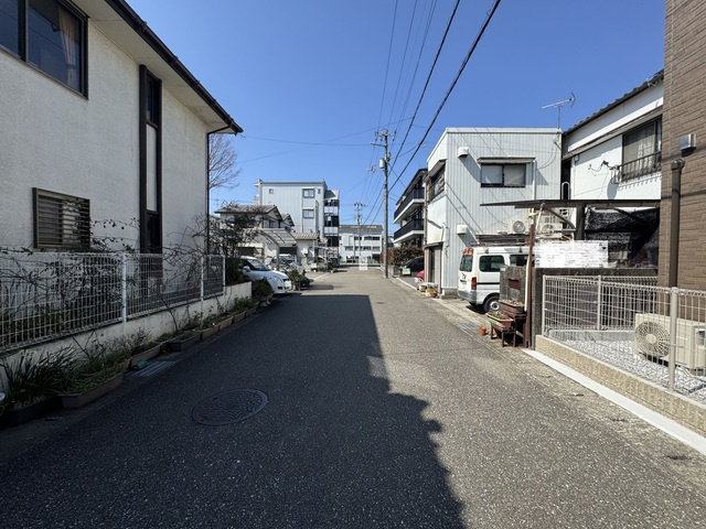 【庭付き】高知市杉井流　中古一戸建ての前面道路含む現地写真|車出しもスムーズな、ゆとりある前面道路