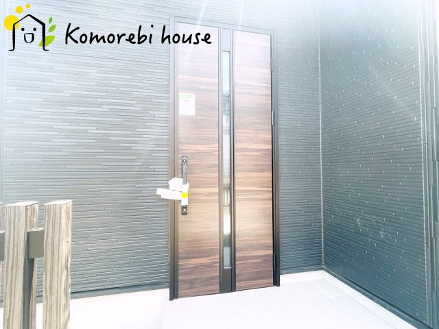 北本市東間　4期　新築一戸建て　グラファーレ　04の玄関|明るい玄関です