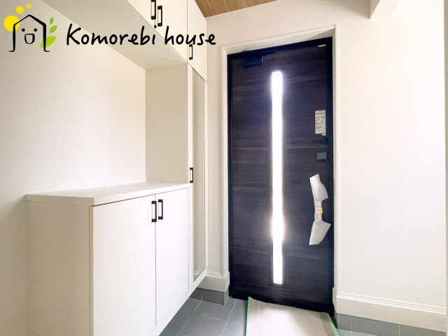 北本市東間　4期　新築一戸建て　グラファーレ　04の玄関|明るい玄関です