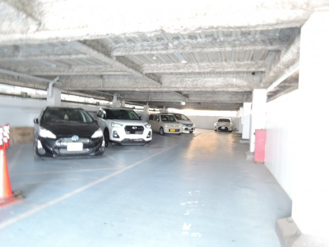 パレ若松の駐車場