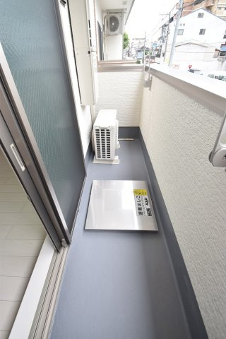 大阪市城東区関目４丁目のアパートのバルコニー