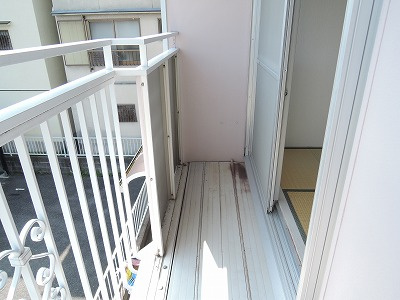 高槻市野田４丁目のアパートのバルコニー