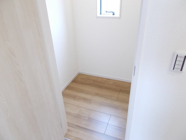 リーブルガーデンＳ高崎金古町第５　1号棟の収納|2階納戸スペースです。窓付きです。