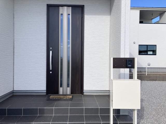 リーブルガーデンＳ高崎金古町第５　1号棟の玄関|玄関前もおしゃれな造りになっています♪