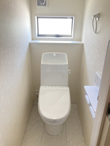 リーブルガーデンＳ高崎金古町第５　1号棟のトイレ|1階トイレです。清潔感のある白を基調としています。
温水洗浄・便座暖房機能の付いた快適なトイレです☆