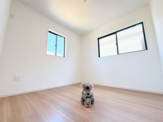 【洋室】 | 前橋市北代田町　新築住宅 | さまざまにカスタマイズしていただけるシンプルなデザインの内装。ご自身で素敵な空間を創り上げられます。