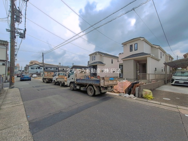 ハートフルタウン小幡4丁目の前面道路含む現地写真
