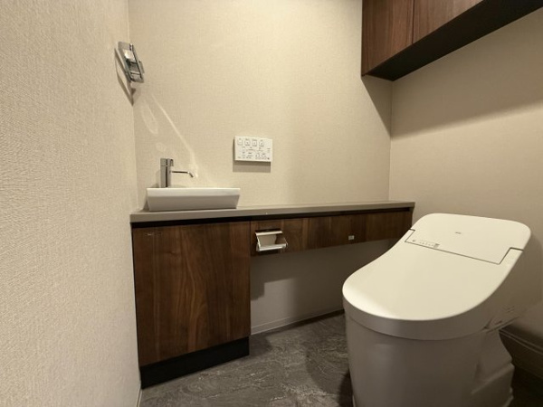 【トイレ】 | 【トイレ】上部棚や手洗いカウンター、タンクレス等掃除のしやすさやデザイン性を両立！