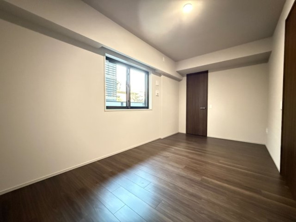 【洋室】 | 【洋室】約8.0帖の洋室！ウォークインクローゼット付きでお部屋を広くお使いいただけます◎