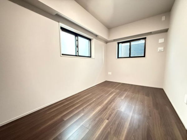 【洋室】 | 【洋室】約6.5帖の洋室！帖数以上の広がりを感じる、二面採光！