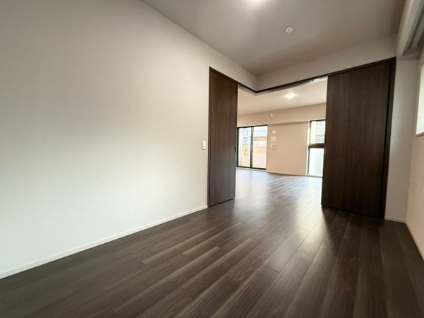 【洋室】 | 【洋室】約6.0帖の洋室！リビングからつながり、レールレスのドアのため、開放感◎