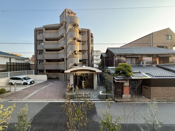 【展望】 | 【物件からの眺望】周りに高い建物が少なく、都心へのアクセスも良好◎