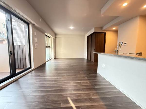 【居間・リビング】 | 【リビングダイニング】シックなフローリングや木の温かみにあふれる空間です◎