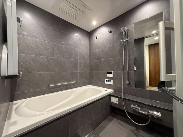 【浴室】 | 【浴室】シックな石目調タイル仕様！ミストサウナが付いたバスルーム！