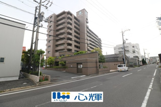 【外観】 | サーパス若松町 ２階 中古マンション | 明るい日差しが差し込む現地。お問い合わせをお待ちしております。