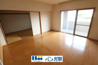 【居間・リビング】 | サーパス若松町 ２階 中古マンション