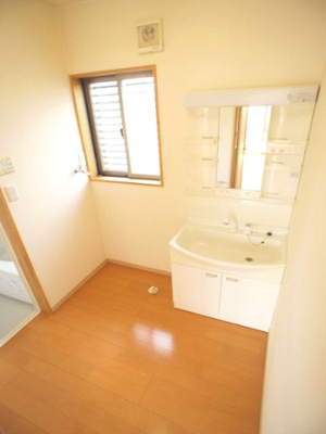 【独立洗面台】 | ベルコート | 洗髪洗面化粧台と洗濯機置き場があります♪