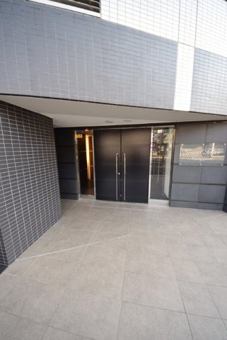 グラントレゾール西日暮里のエントランス