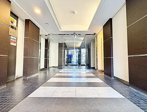 グラントレゾール西日暮里のエントランス