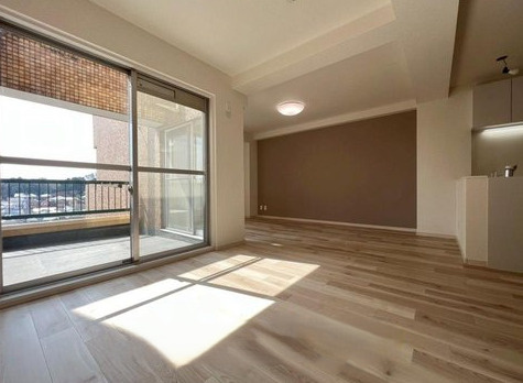 インペリアル菊名の居間・リビング|ホームシアターにも使えるようなシックな色調の壁がおしゃれ南東向きの明るいリビング