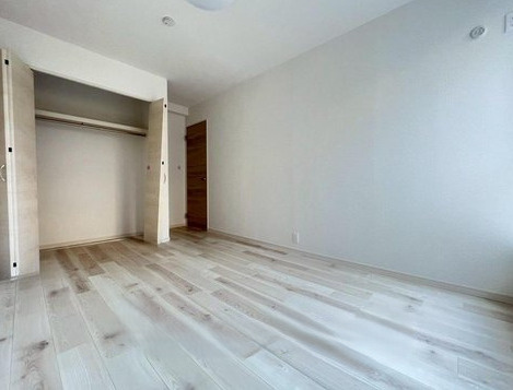 インペリアル菊名の洋室|大型クローゼットのある洋室6.5帖は使い勝手がよさそうですね。