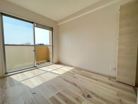 インペリアル菊名の洋室|リビング隣の洋室6帖、バルコニーに面していてひだまりの中にいるような南東の部屋。