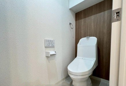 インペリアル菊名のトイレ|トイレはもちろん温水洗浄機能付き・上部に収納棚付きです。