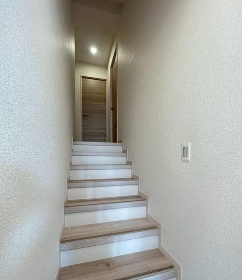 インペリアル菊名の玄関|玄関側の2室とはスキップフロアになっていてスタイリッシュな雰囲気がいいですね。