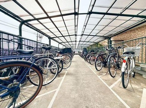 インペリアル菊名の駐輪場|屋根のついた駐輪場は雨や錆から守ってくれそう。
