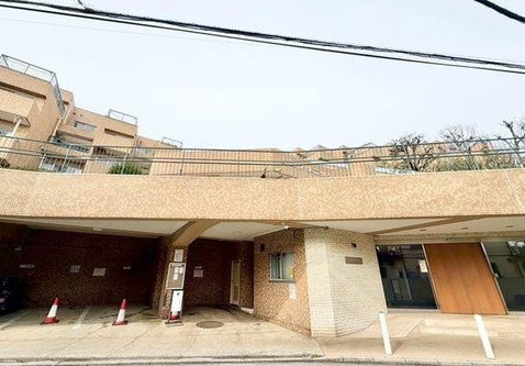 インペリアル菊名の外観|エントランスから東急東横線菊名駅まで徒歩１９分、JR横浜線菊名駅も利用できます。