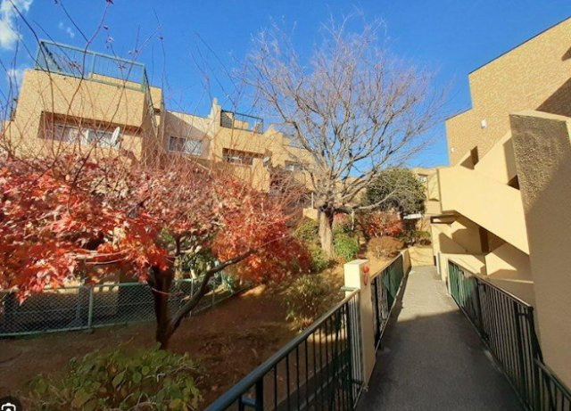 インペリアル菊名の外観|マンション内通路植栽は四季折々の風景が楽しめる仕掛けにきっと驚かれると思います。