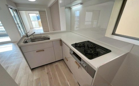 インペリアル菊名のキッチン|キッチン脇にも窓があるので臭いや煙もお部屋にこもらなくて通風も良好です。