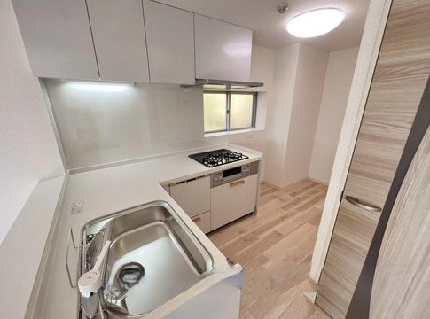 インペリアル菊名のキッチン|コーナー型、片側を対面式キッチンなのでご家族と話しながらお料理もできますね。