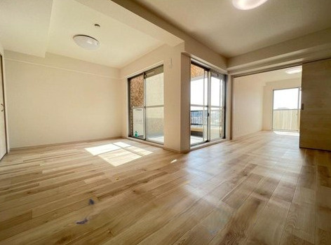 インペリアル菊名の居間・リビング|南東向きの３LDKタイプです。