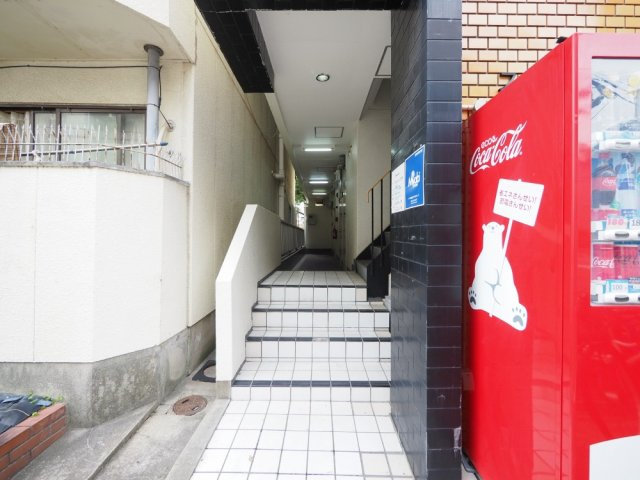 ストロング第３新大阪のエントランス