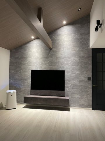 中古戸建・中古住宅　桐生市相生町5丁目　天沼小学校・相生中学校の居間・リビング|アクセントクロスがおしゃれなリビング！
